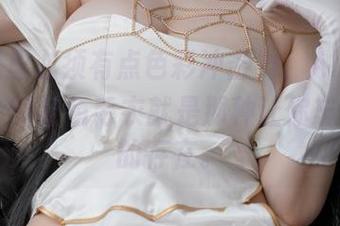 写真照里必须有点色彩冲击力,Alina Becker的红色毛衣就是那种让你忘记烦恼的存在。