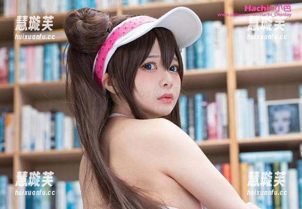 Hachi小芭 白丝写真里的Hachi小芭,cos的不仅是角色,似乎还有那种懒散而优雅的气质,让我有些小迷糊。