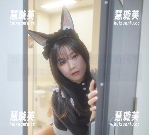 Sira(시라)与泳池的奇妙邂逅，cos服的每个褶皱都在水中跃动，图片让人想淹没。