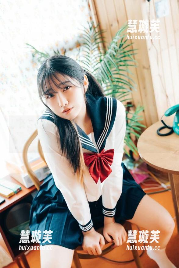 捕捉Sonson(손손)的完美“Loozy–比基尼”写真，感觉就像是在海边漫步。