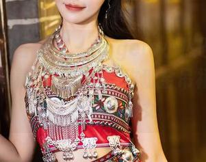 XIAOYU语画界 - Angela小热巴的定制写真，挂着一条神器：玫瑰金吊裙，简直是跑调的仙女
