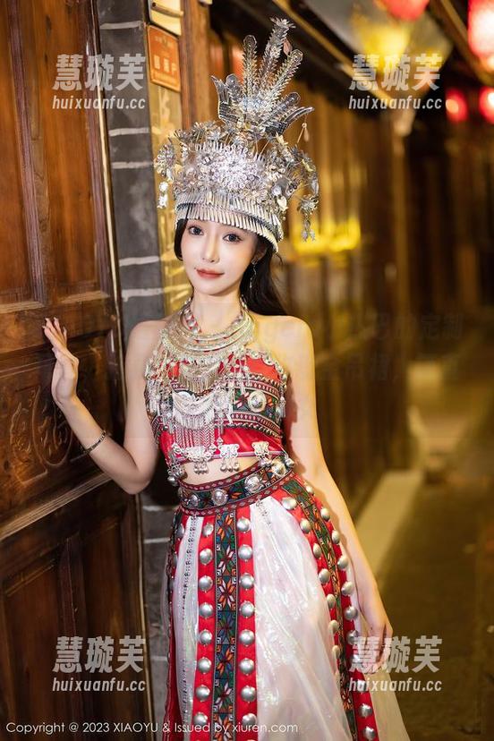 XIAOYU语画界-Angela小热巴 XIAOYU语画界 - Angela小热巴的定制写真,挂着一条神器:玫瑰金吊裙,简直是跑调的仙女