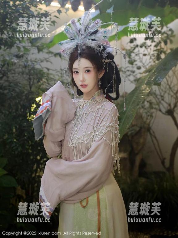 Xiuren秀人网-七七kiko Xiuren秀人网 - 七七kiko挥舞旗袍的图片合奏,满满的韵味就像小时候的芋头糕
