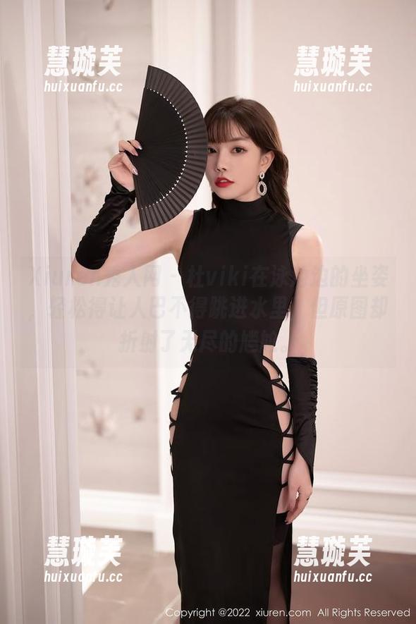 Xiuren秀人网-杜viki Xiuren秀人网 - 杜viki在泳池边的坐姿,轻松得让人巴不得跳进水里,但原图却折射了无尽的尴尬。