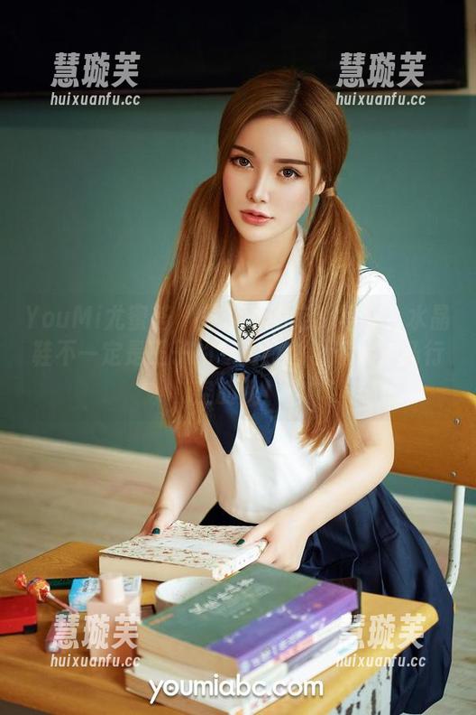 YouMi尤蜜荟-颜美汐 YouMi尤蜜荟 - 颜美汐的定制写真:水晶鞋不一定是王子的专属,它也适合天马行空的我!