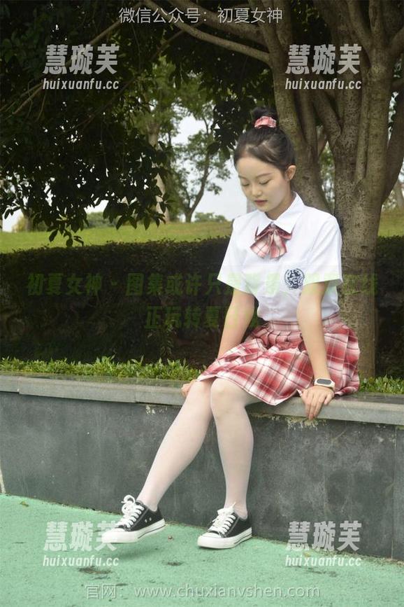 初夏女神-双双 初夏女神 - 图集或许只是背景,双双在线正玩转夏日戏