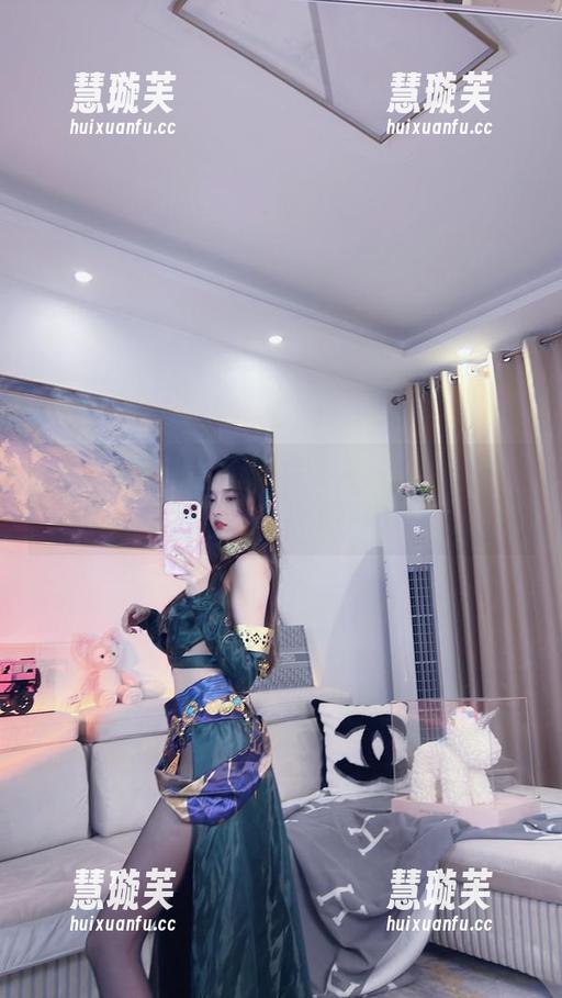 小小奶瓶儿 海边的小小奶瓶儿,全套写真展现的不止是肉身,还有那些我说不清的情绪。