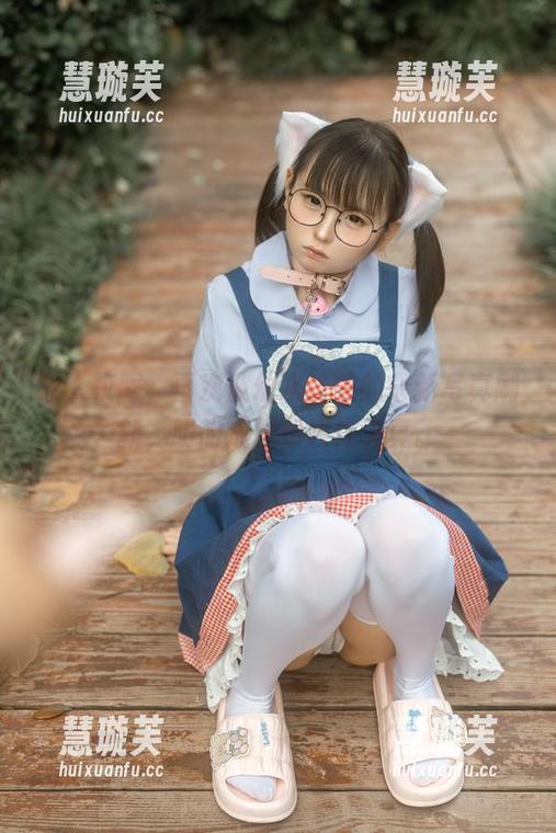 幼水铃衣 双人校服,再次被幼水铃衣的最新写真刷新,明明成熟却故作天真。