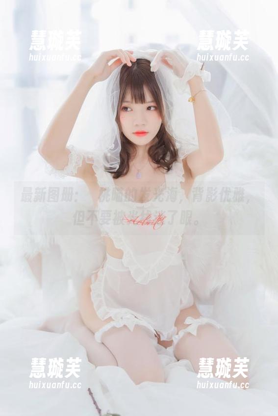 桜桃喵 最新图册:桜桃喵的发光海,背影优雅,但不要被光线迷了眼。