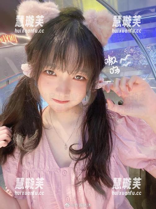 炸酱沐沐 当炸酱沐沐穿上职业装:是上班还是约会?来,快来看写真,猜猜她的心思!
