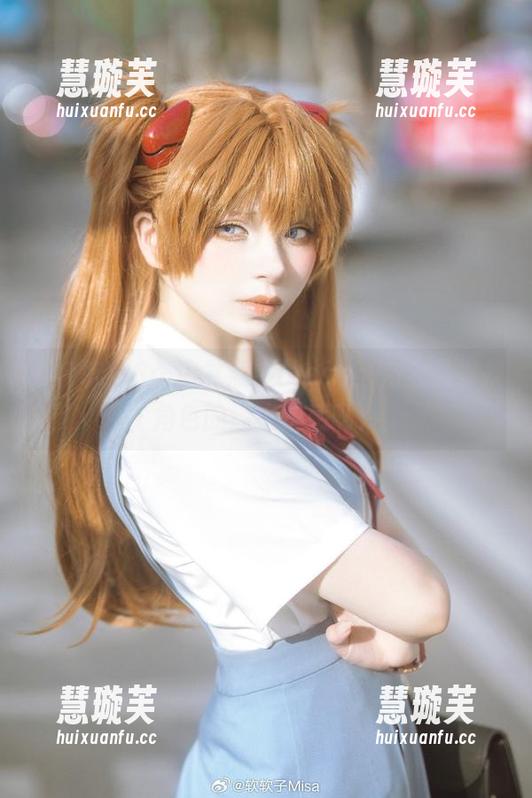 特软儿Sona 看特软儿Sona礼服中的cos,完全是切换角色的迷之快感啊!