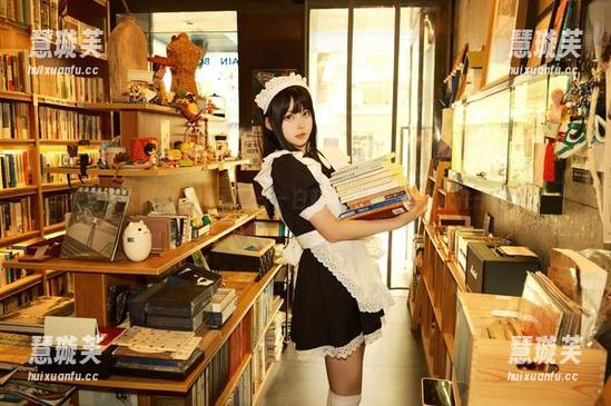 白莉爱吃巧克力 来自兔女郎的COS爱意——白莉爱吃巧克力这次在干啥呢?