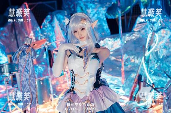 白莉爱吃巧克力 看白莉爱吃巧克力如何穿出内衣的新花样,分享独特的穿搭心得