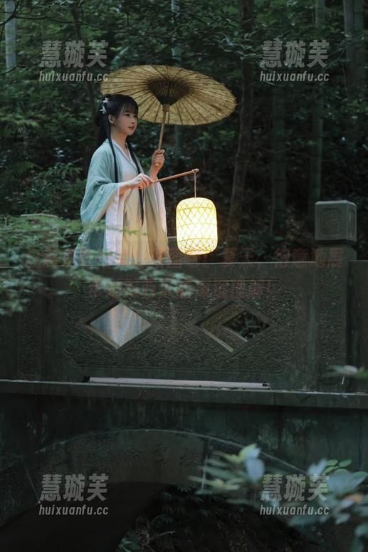白莉爱吃巧克力 白莉爱吃巧克力新图包:夏天,得意地展示她对西瓜的深沉理解!
