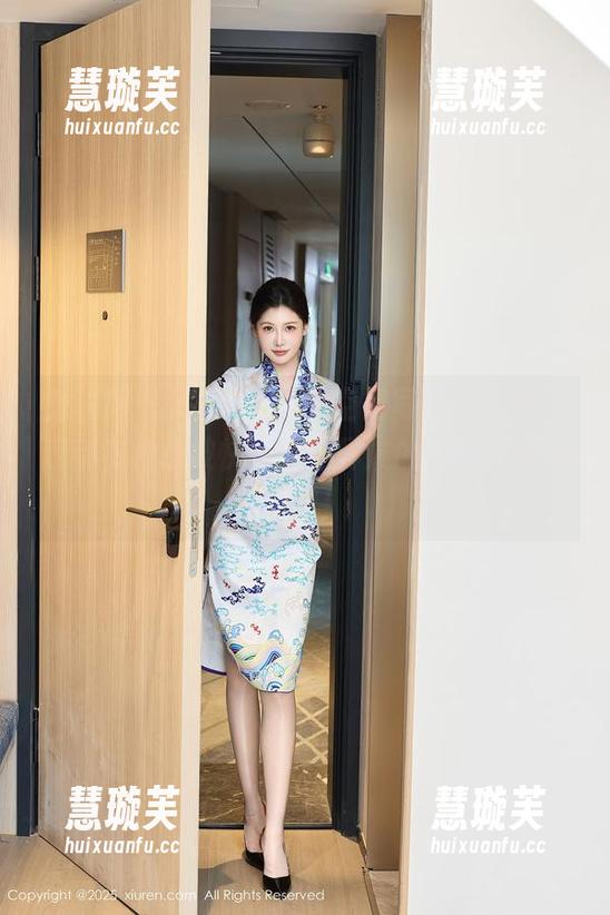 秀人网-冷月yuer 秀人网 - 冷月yuer的空姐写真——看完我都有种想被快速送到异域的冲动,图集来啦!