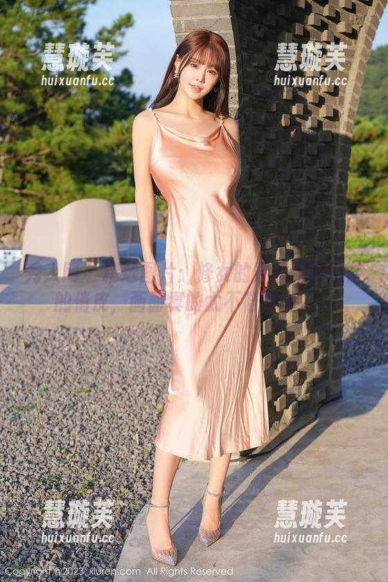秀人网-萌白酱 秀人网 - 精选图片:修女的严肃与萌白酱的俏皮,画面真的太不符常理了。