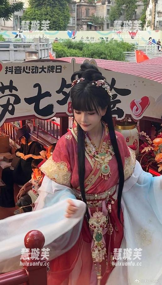 秋山AkI 原图特供:秋山AkI的秋天恋曲,偶尔也让人想偷一吻。