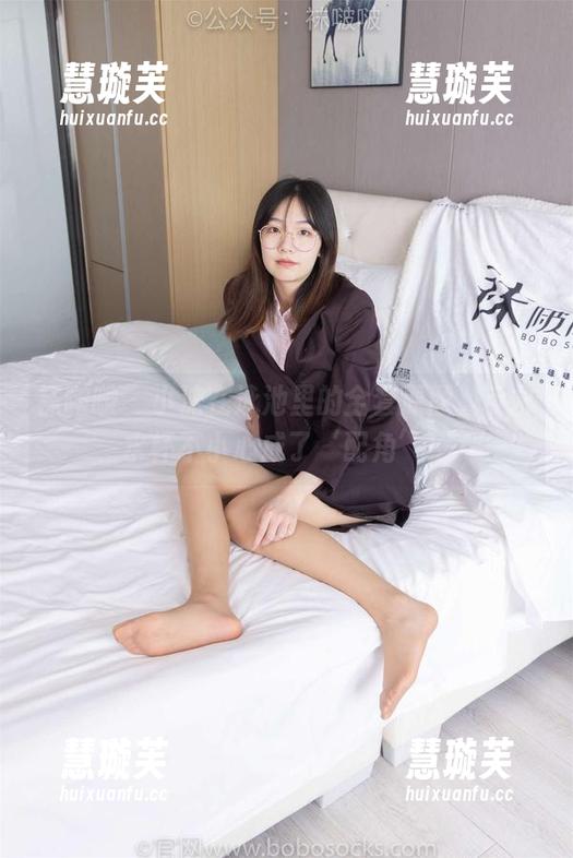 袜啵啵-小沫 袜啵啵 - 小沫在泳池里的全套原图,手拿水杯不小心成了‘配角’!