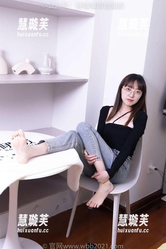 袜啵啵-小甜豆 袜啵啵 - 想不想在小甜豆的高清图册里翻翻花?裤里丝好像在晃动!