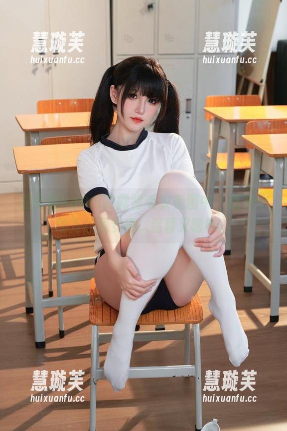 阿薰kaOri 在阿薰kaOri的露背毛衣美图中,总有个地方让我觉得...温馨又暧昧。