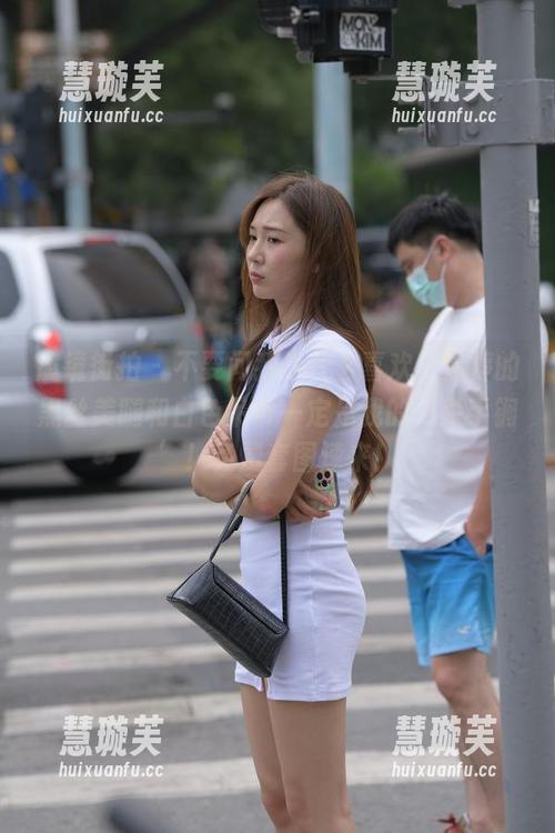 魔镜街拍-婷婷 魔镜街拍 - 不要问我为什么喜欢,婷婷的黑丝美腿和白色吊带一定是我的‘杀手锏’!免费套图速来!