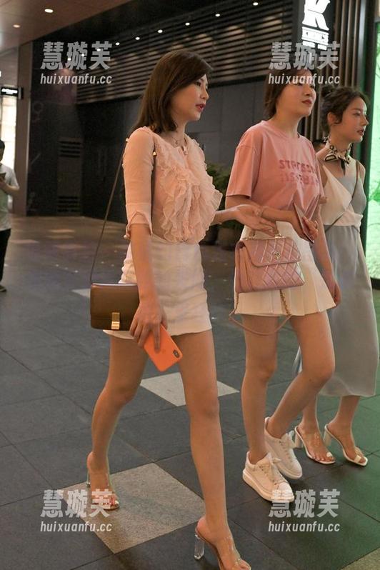 魔镜街拍-楼楼 魔镜街拍 - 楼楼的白色连衣裙私拍图集:我感受到风在我的发间,也在我的“连衣裙”里狂欢。