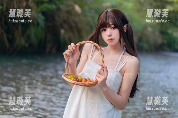 黏黏团子兔 原图:黏黏团子兔的华甲僵尸新装,讨喜感十足!套图:长胖倒是个好借口,照样过得欢快!