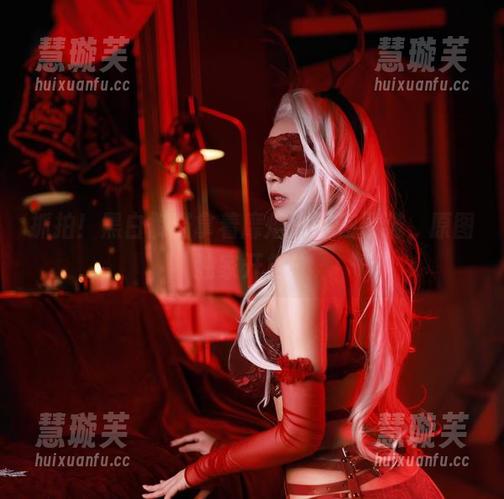 黑白御猫 抓拍!黑白御猫拿着靡烟旗袍在寻猫,原图独家开档!